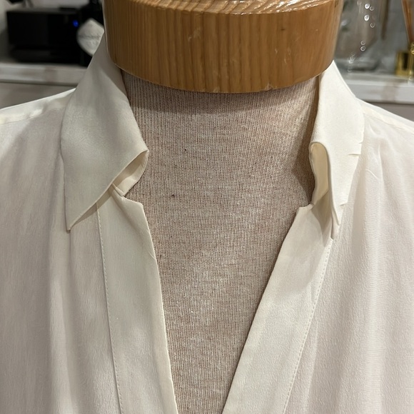 NWOT Banana Republic 100% silk diagonal front snap and covered button shirt - Picture 3 of 10